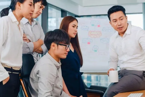 Người chơi đang xem xét các lựa chọn cờ bạc một cách cẩn thận