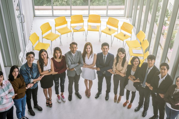 Một người đang giữ vững kiểm soát tài chính khi cá cược, biểu tượng an toàn và kiểm soát